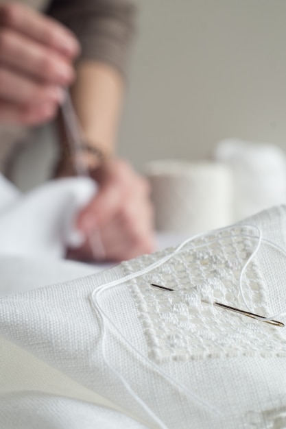 Ruky pri výšivke na textílii